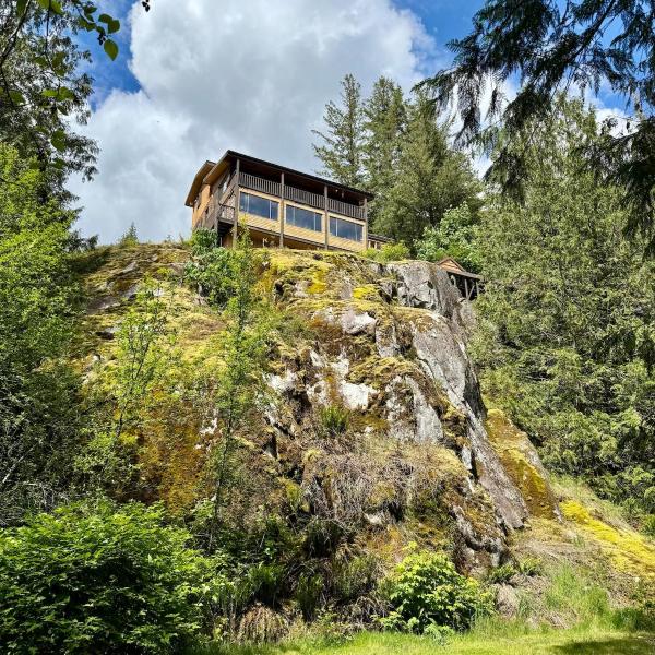 Eagles Nest - epic blufftop cabin Squamish, Upper Squamish