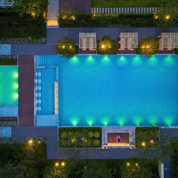 Zhangjiajie SANHE Hotel --Free one way pick up service over 2 night, Free shuttle to east gate of forest park,Free laundry service,Free fresh coffee,English speaking customer service, hotel in Zhangjiajie