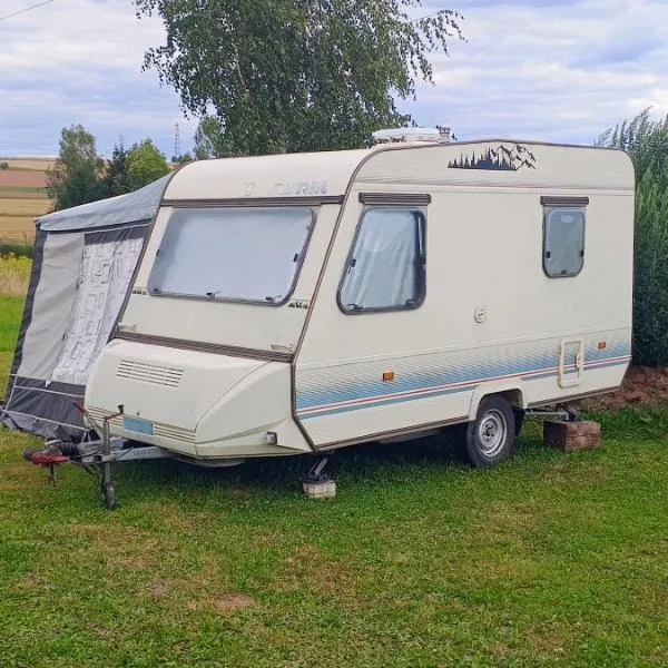 Karavan s předstanem, hotel a Červený Kostelec