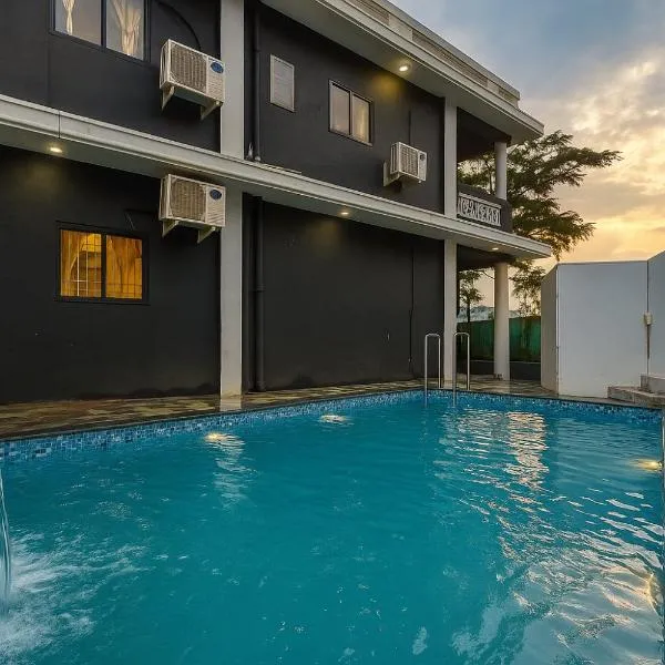EMPYREAN STAY 3BHK BLACK PANTHER VILLAll AC II PVT POOL II LUXURY ll, hotel v destinaci Lonavala