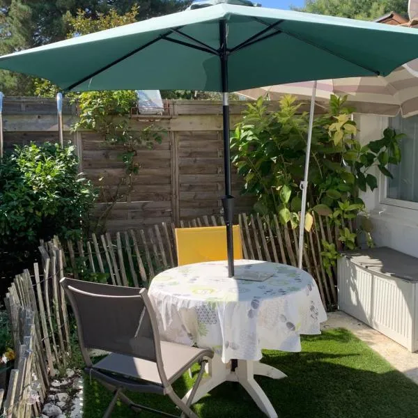 Petite maison dans le jardin, hôtel à Ars-en-Ré