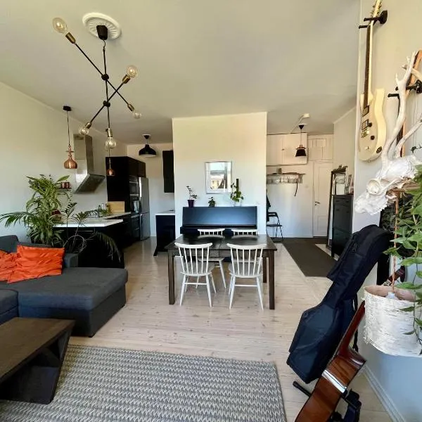 Top floor spacious real home in heart of Kallio, hotel sa Helsinki