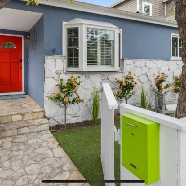Chic Venice Beach Bungalow Steps from the Canals & Beach, hotel in Los Angeles