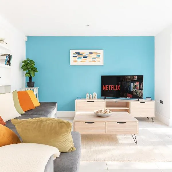 Bright Central London Apartment with Spacious Garden, hotel in London