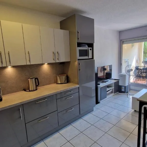 Studio cabine et loggia au calme avec linge et parking inclus, hôtel au Cap d'Agde