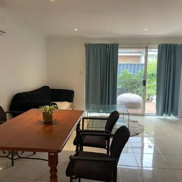 Close to shops & airport, hotel v mestu Perth