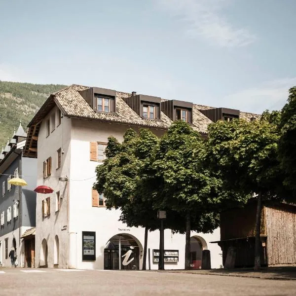 Schmitte am Sonnenwirtsplatz Eppan in South Tyrol, perfect starting point for bike and hike, ξενοδοχείο σε Appiano sulla Strada del Vino
