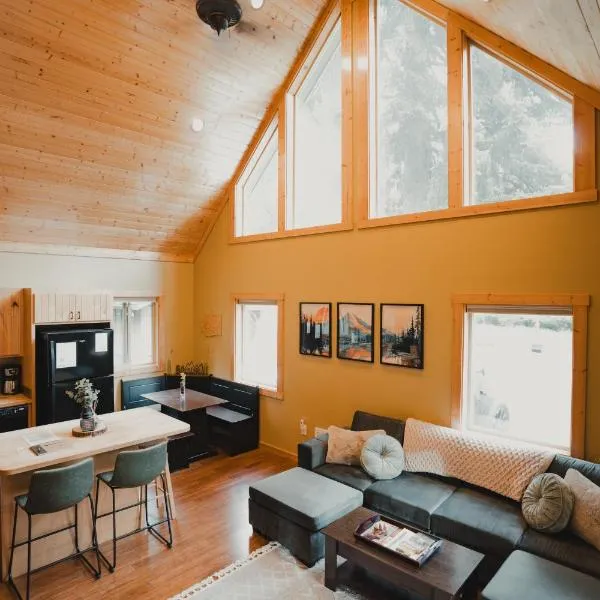 New - Cabin Minutes to Mt Rainier - EV, HotTub, 2 Queen and Twin, hotel in Ashford
