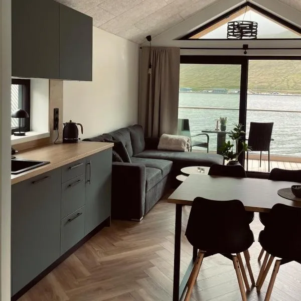 Modern Cabin With Sea And Mountain View, hotel v destinaci Streymnes