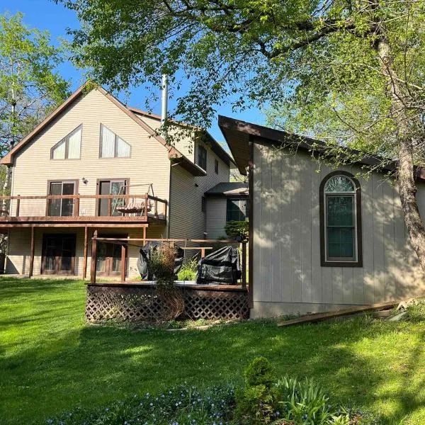 Fall Lovers Hideaway Near Lake Geneva, hotel v destinaci Elkhorn