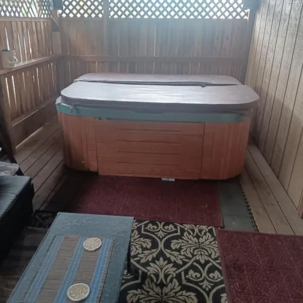 Hot Tub with King Bed, khách sạn ở Anchorage