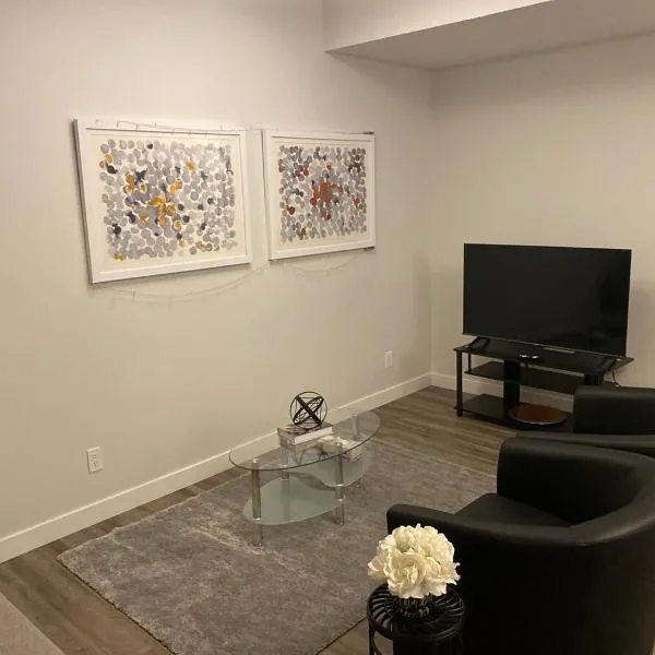 Brand new suite with parking pad at the back, готель у Калгарі