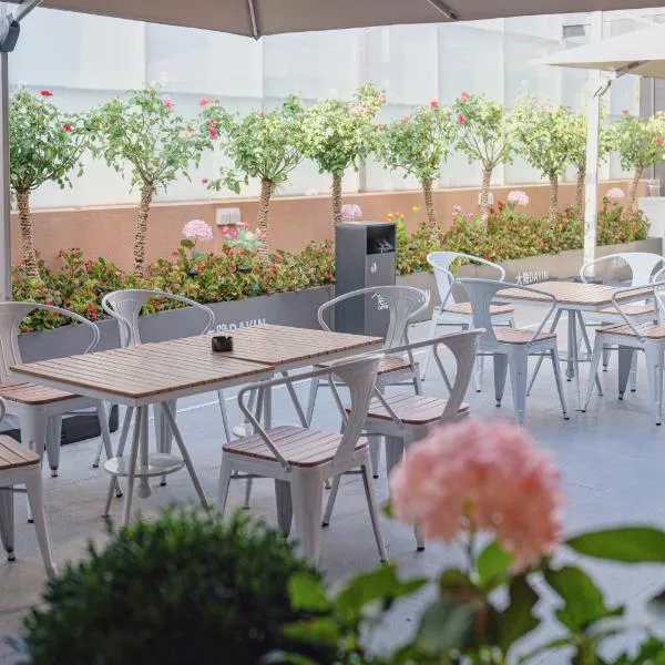 Dayin Hotel -Shanghai Hongqiao Beixinjing Metro Station Branch -Large Social Area -Bar -Café -Gym -Free Laundry Luggage Storage -24H Front Desk-English Service, hotel in Shanghai