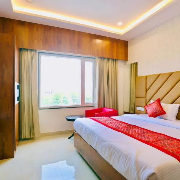 Luxury stay by Pride Dabok - near Udaipur Airport，位于乌代浦的酒店