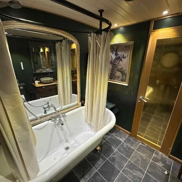 Selene Unique Luxury Houseboat Experience, hotel u gradu Chertsey