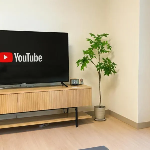 E 2BR 60m2 Newly Built High Floor APT 2min to Hyundai Outlet Triple St 2Free Parking, hotel in Incheon