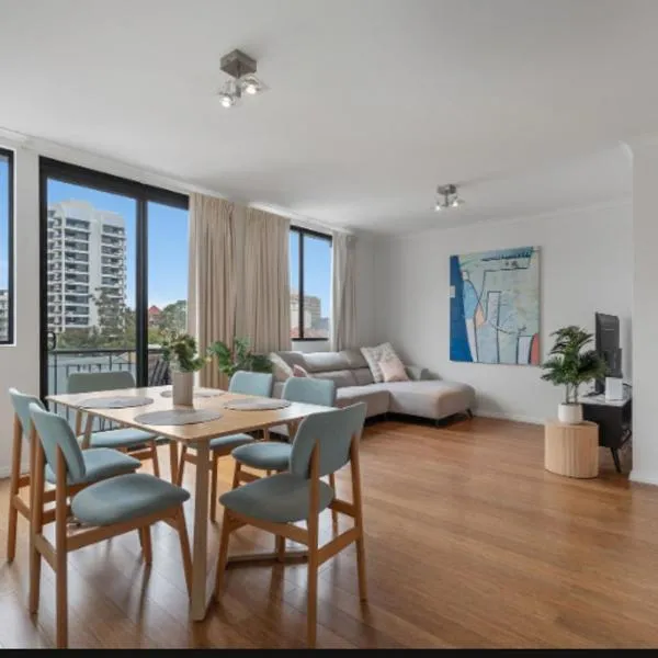 Central urban nest with pool gym pool free parking,位于珀斯的酒店