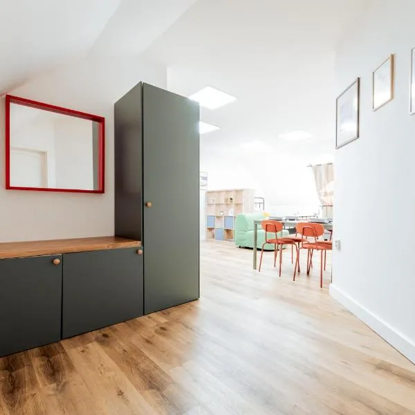 Modern Colorful Apartment Near Vranov Center, hotel em Vranov nad Topľou