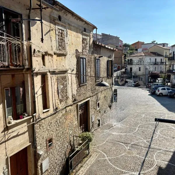 Casa Valente, Affaccio sulla Piazza Carpinone, hotel in Carpinone