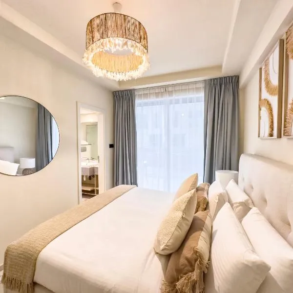 2BR Duplex with Terrace & Courtyard Views Near the Beach, khách sạn ở Ras al Khaimah