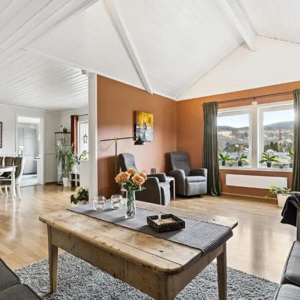 Spacious 3-Bedroom Apartment with Balcony and Free Parking Orkland near Trondheim, Hotel in Fannrem