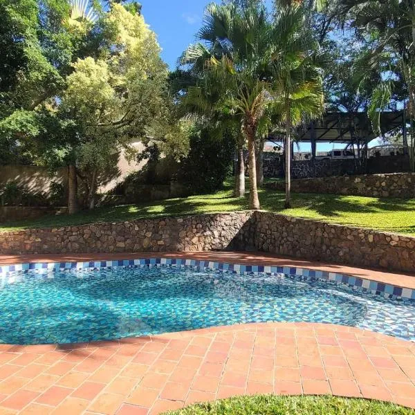 Charming 3 bedroom guesthouse - 2300, hótel í Kariba