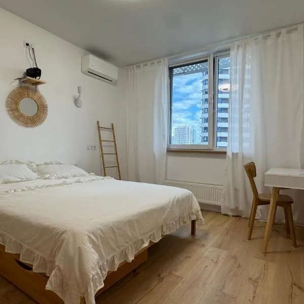 Затишне місце біля парку, hotel in Kyiv