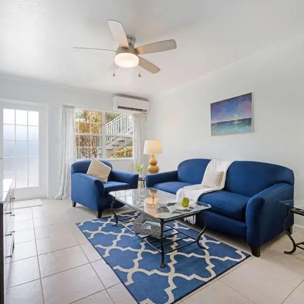 Snug Harbour View Condo #2, hotel en George Town