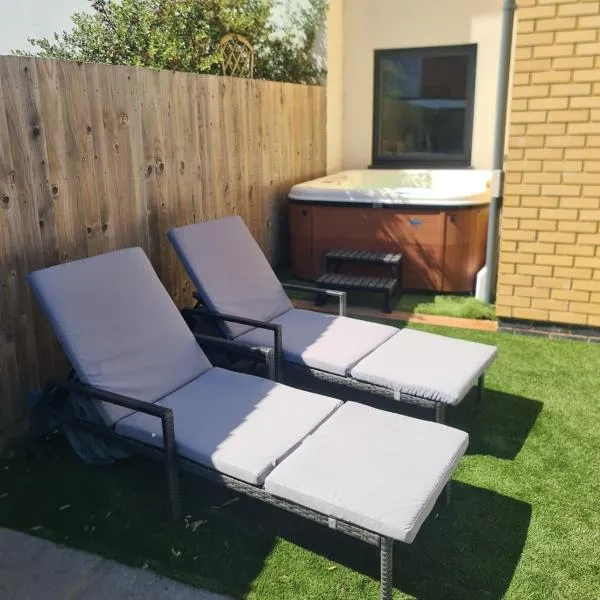 The Snuggery-Hot Tub-Parking-Eco，位于托普瑟姆的酒店