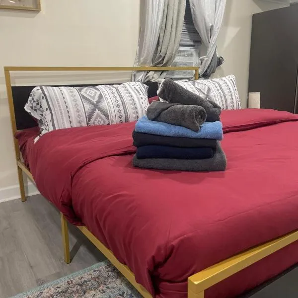 New 4 Apts-198-3 Bed Apt 1st Floor & 3 Bed Apt 2nd Floor - 1 Bed Studio Apt Ground Floor & 1 Bed Studio Apt Ground Floor near Penn Station EWR Newark NJ Airport Hospital Manhattan NYC, hotel em Newark