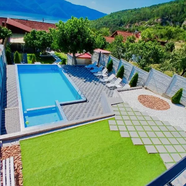 Casa Iulian, hotel en Sviniţa