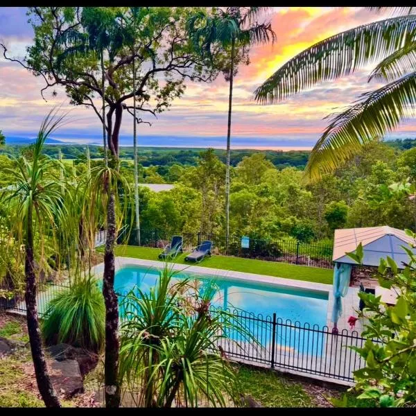 Mount Panorama sea and valley views whole house and garden private, hotelli kohteessa Port Douglas