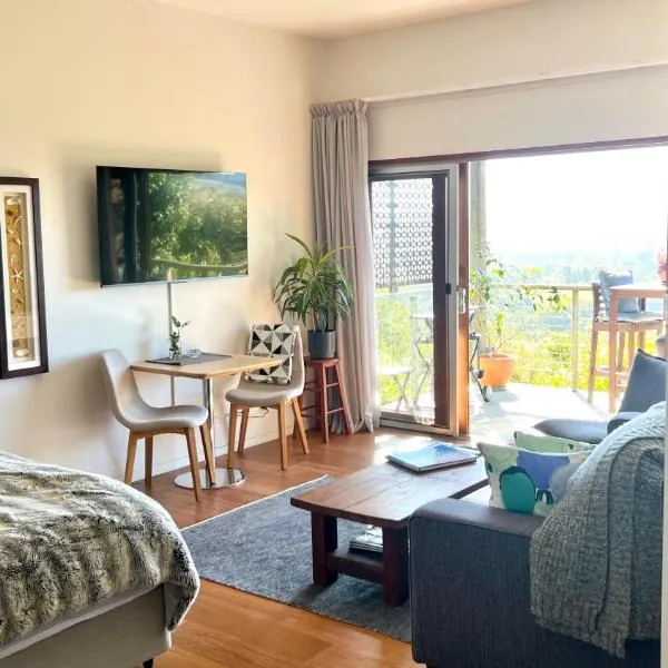 Callemondah Studio with stunning views, in Bangalow and Byron Hinterland, hotel in Bangalow