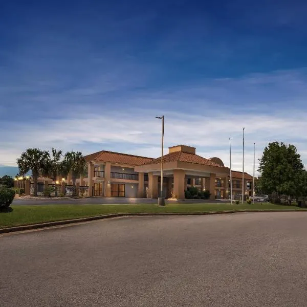 Quality Inn & Suites near Robins Air Force Base, hotel v destinaci Warner Robins