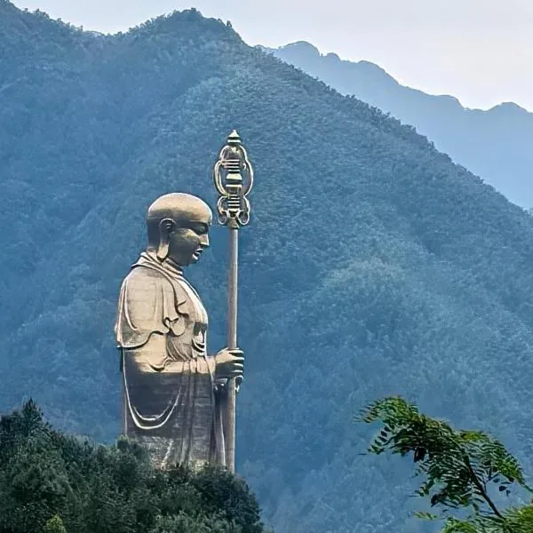 Jiuhua Mountain Tanfeng Resort Homestay 远眺山景大佛 九华山潭风民宿, hotel v destinaci Miaoqian