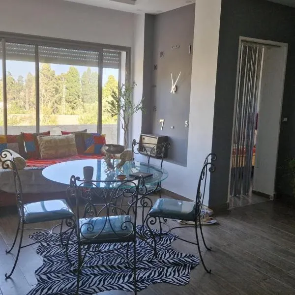 grand appartement la roche, отель в городе Banzart