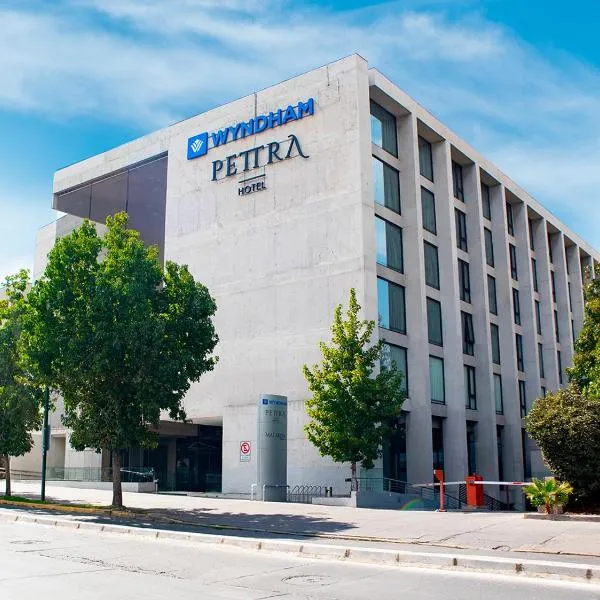 Wyndham Santiago Pettra, hotel in Santiago