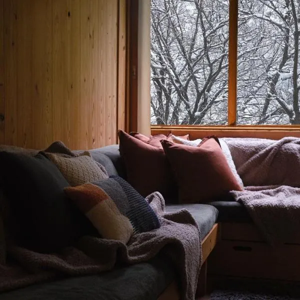 Kitsune Lodge Myoko Japan-self contained, hotel in Myoko