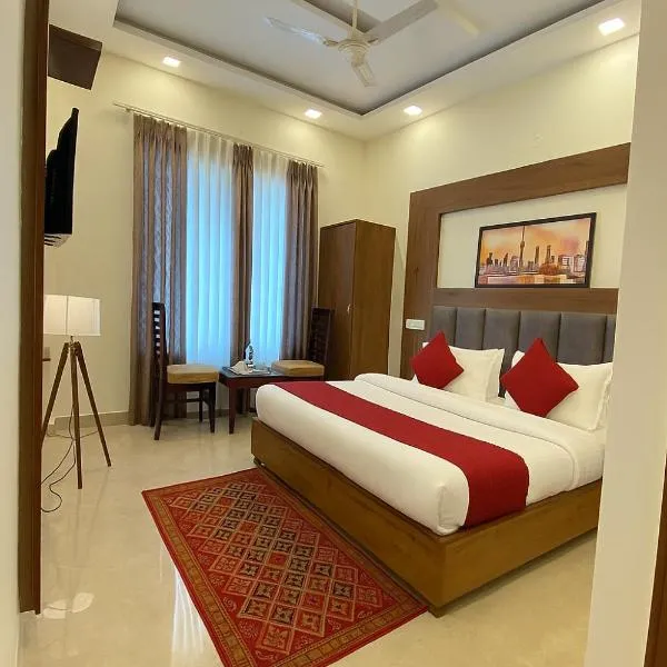 Hotel Woods Lark by Sidham Group # Budget friendly comfortable Stay, hotel in Zirakpur