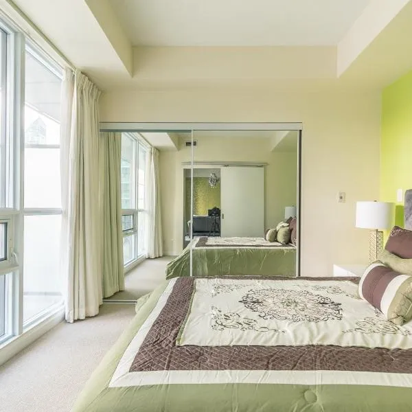 Classic 1BR & Den Apartment in Downtown Gym Pool, отель в Торонто