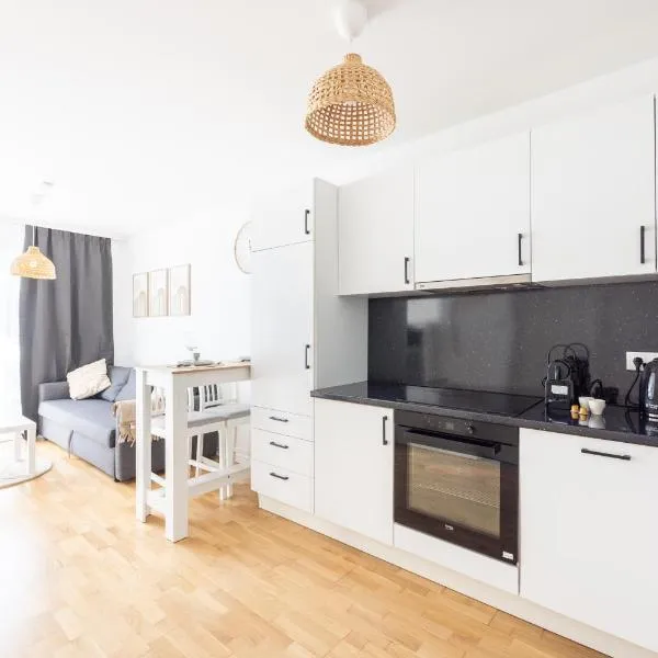 Deluxe Apartment with garden! Free Garage Parking included! Near SCS & Industry Center NÖ, hotel din Wiener Neudorf