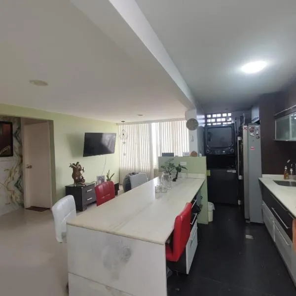 Habitación en apartamento compartido frente a Maiquetía!, hótel í Maiquetía