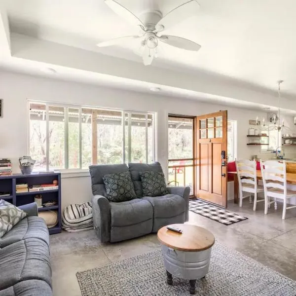 Cozy Volcanic Rainforest House, Hotel in Volcano