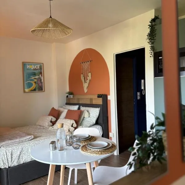 Studio cosy proche des plages, balcon, clim, fibre, & parking, Tout confort, hotel in Toulon