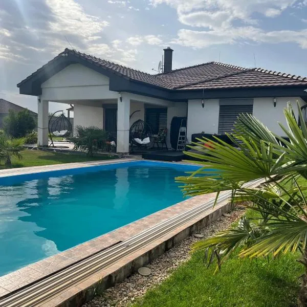 5 izbový samostatný stojaci rodinný dom s podkrovím a veľkou záhradou so sezónnym bazénom, celoročnou saunou a vírivkou, privátny wellness, hotel in Topoľníky