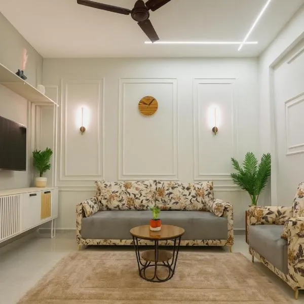 Home Escape Luxury Skyview 2BHK Near RamadÀ iNDORE, hotel in Indore