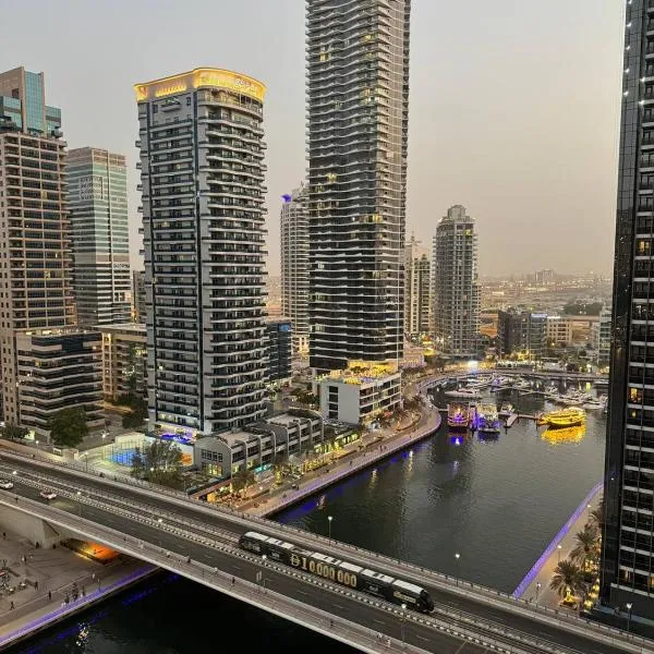 LYO guest house Dubai marina BEDSPACE，位于迪拜的酒店