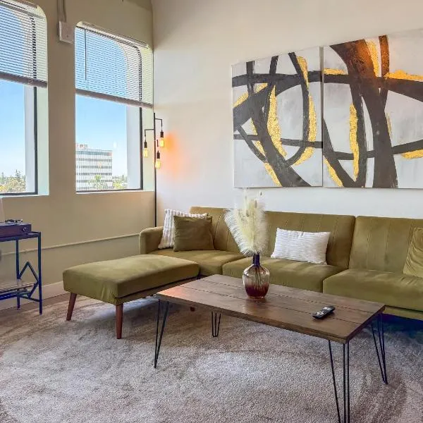 Chic New York Style 10 Minutes to SNA & Disneyland, Hotel in Santa Ana