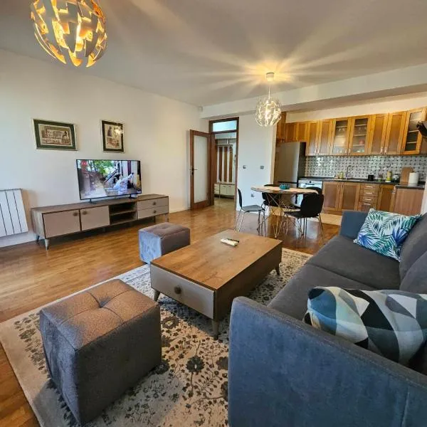 Lovely square apartment Purple Velvet 43 Macedonia Stree, hotel en Skopje