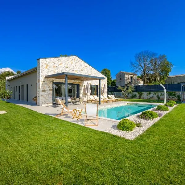 Casa Fiore Viola for 8 people with heated pool, hotel v destinaci Stifanići